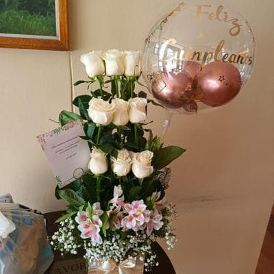 ARREGLO DE 9 ROSAS Y GLOBO BURBUJA