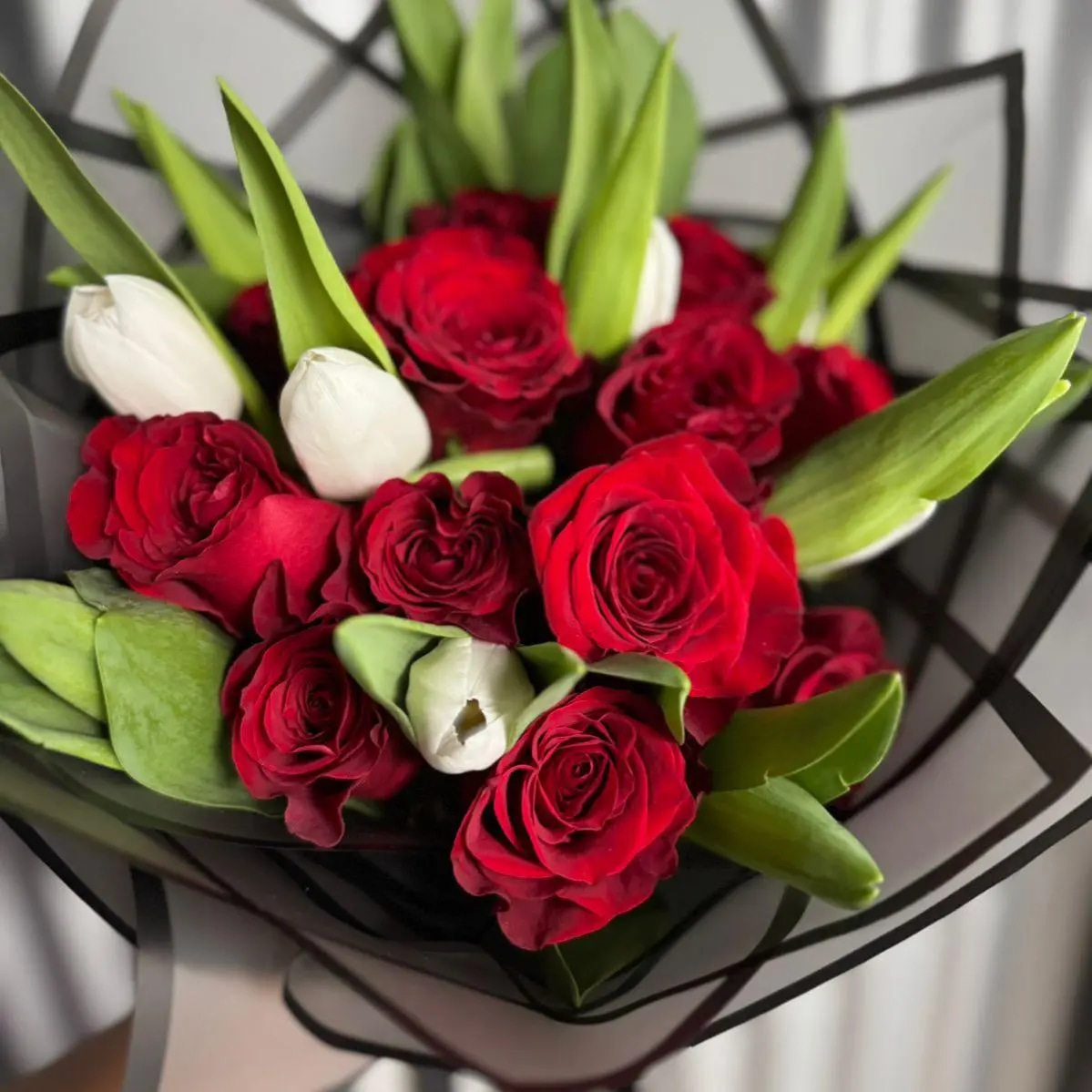 Ramo con 10 rosas rojas y 10 tulipanes blancos