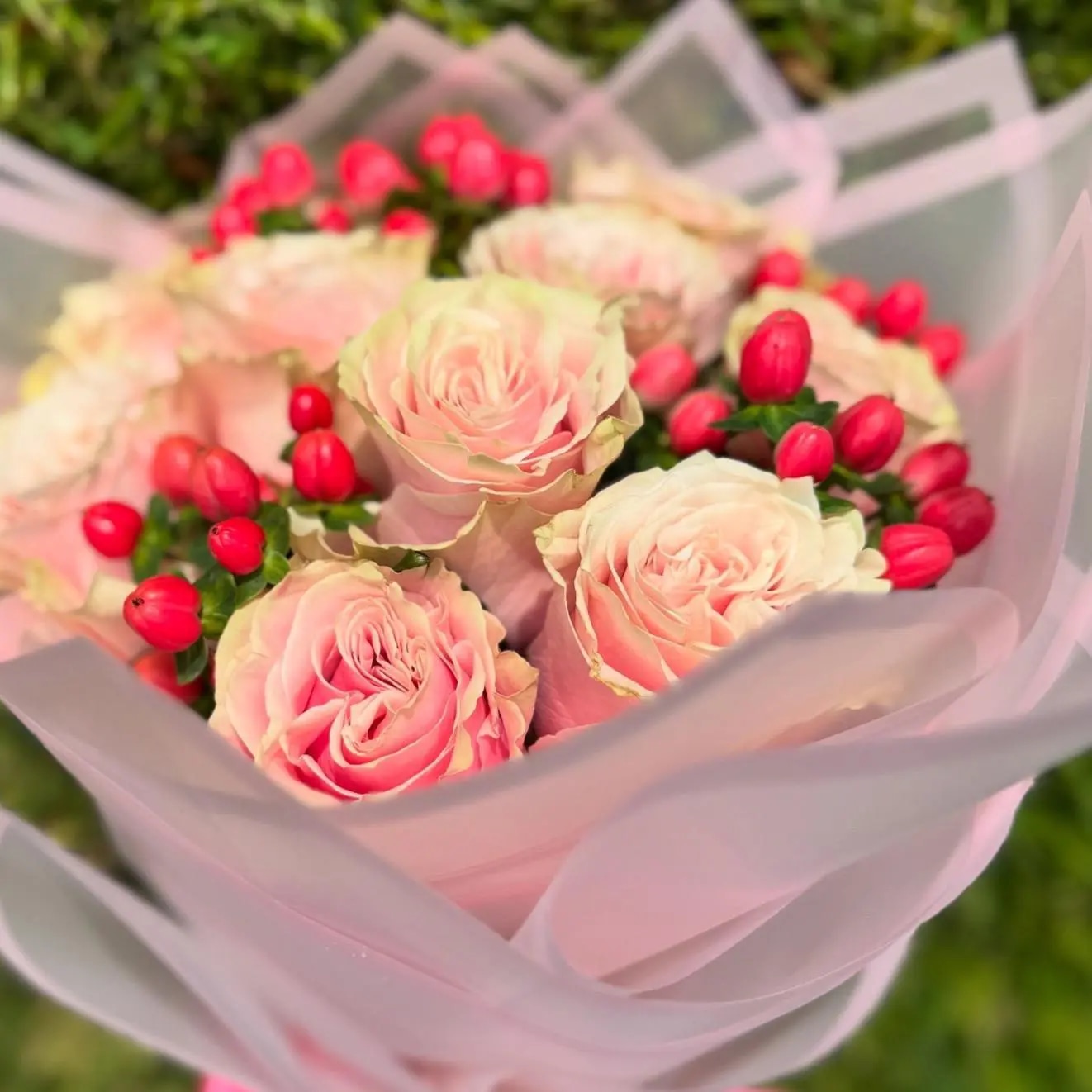 Ramo de rosas con hipericum