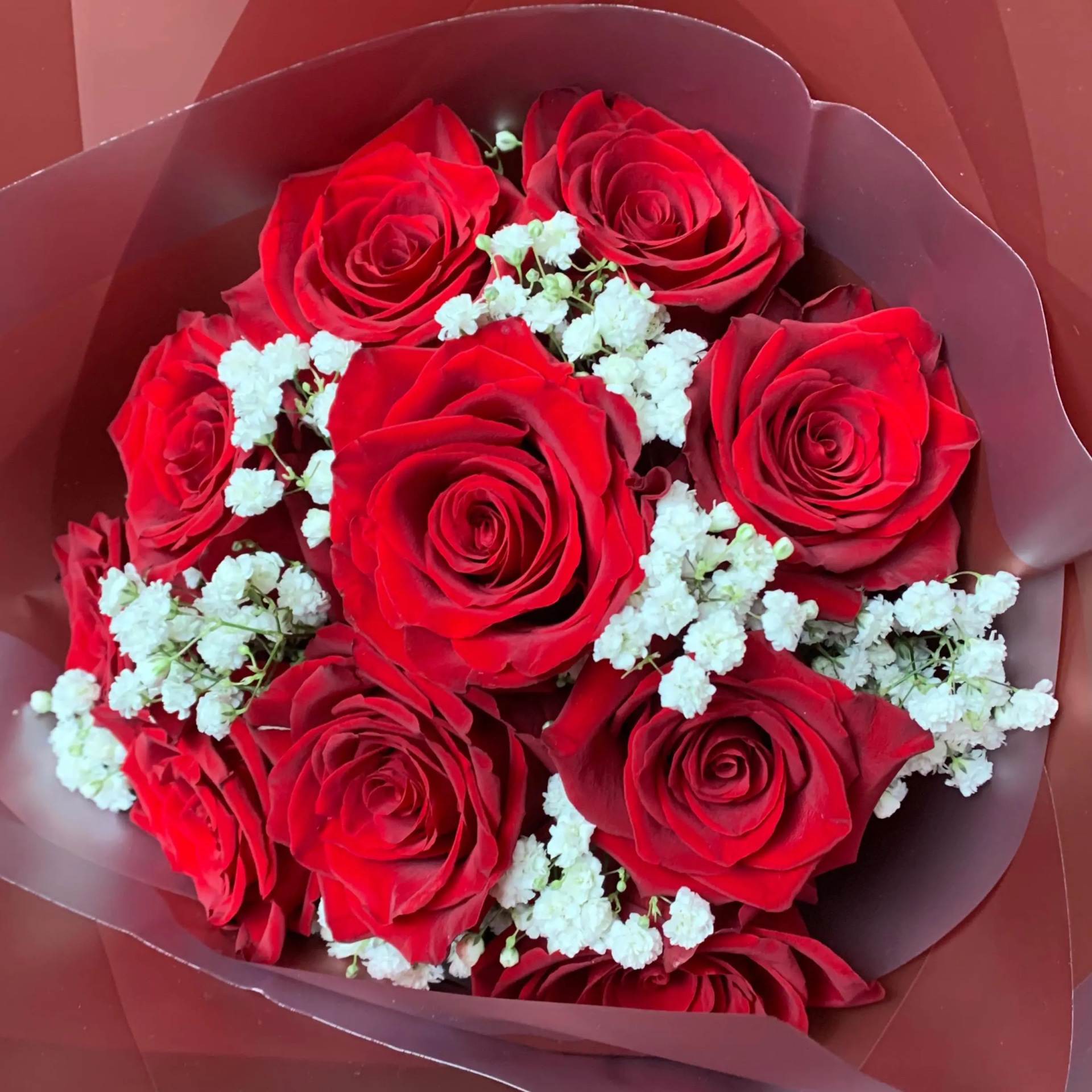 Ramo de 12 rosas rojas y gypso