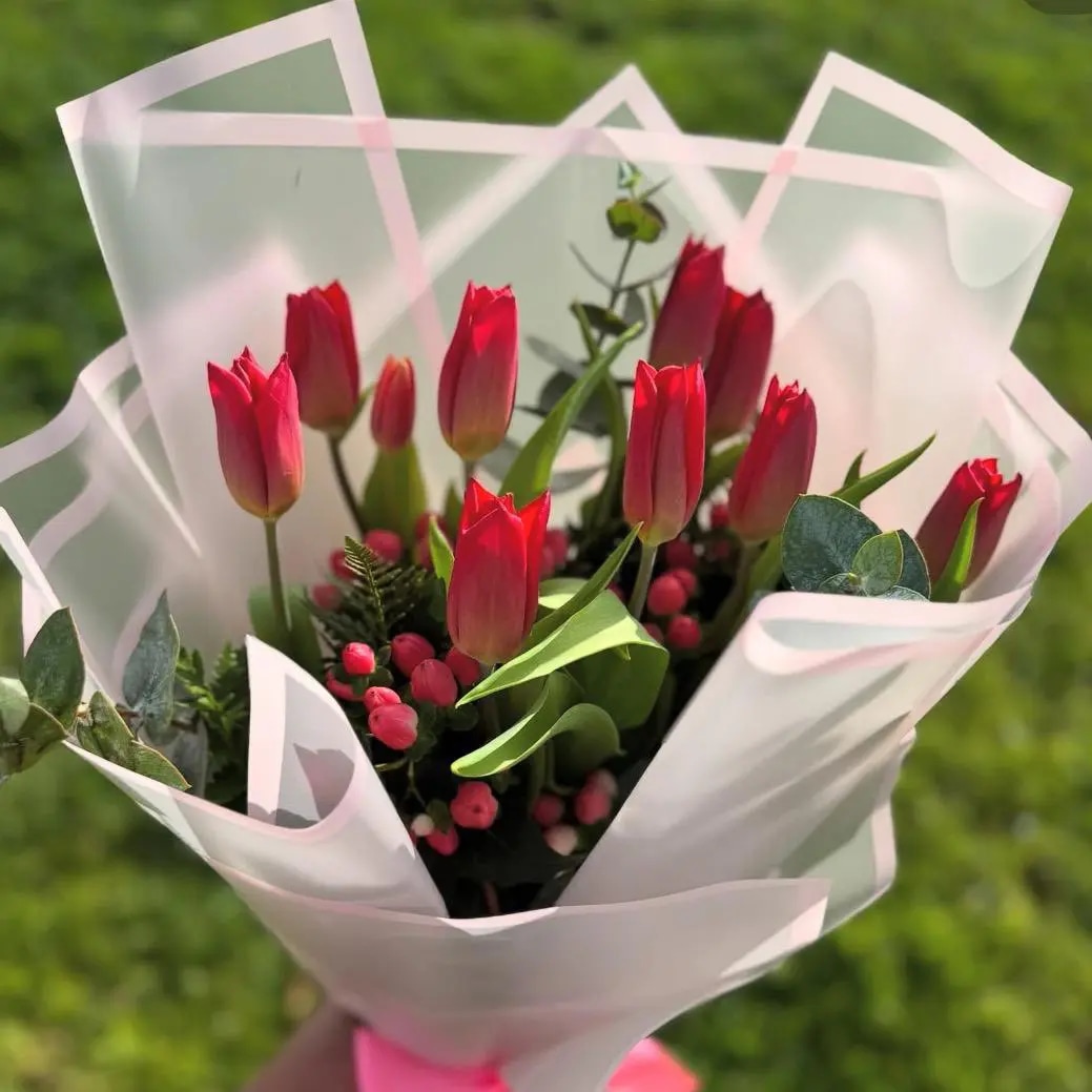 Ramo de tulipanes rojos