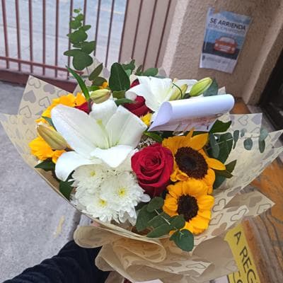 RAMO DE MANO CON GIRASOLES Y ROSA