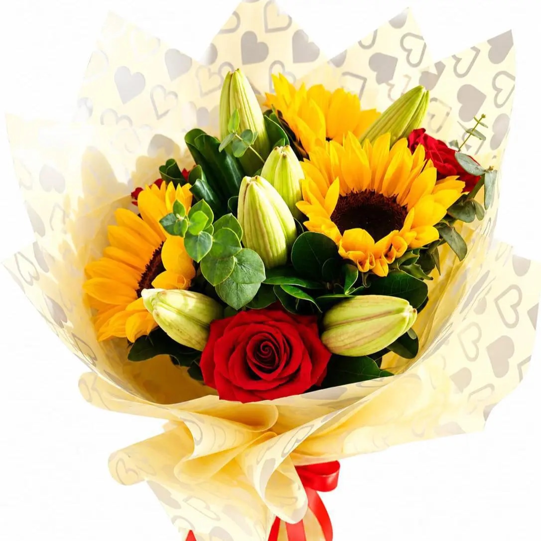 RAMO DE MANO CON GIRASOLES Y ROSA