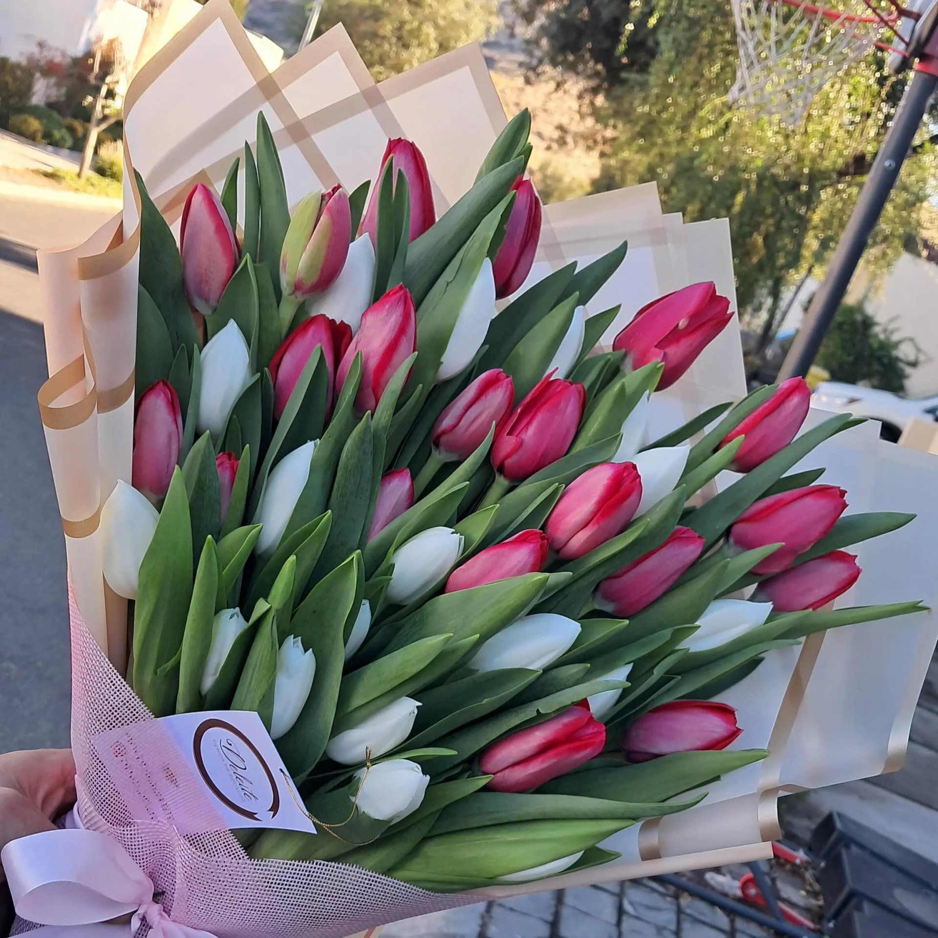Ramo de 40 tulipanes mix blanco fucsia