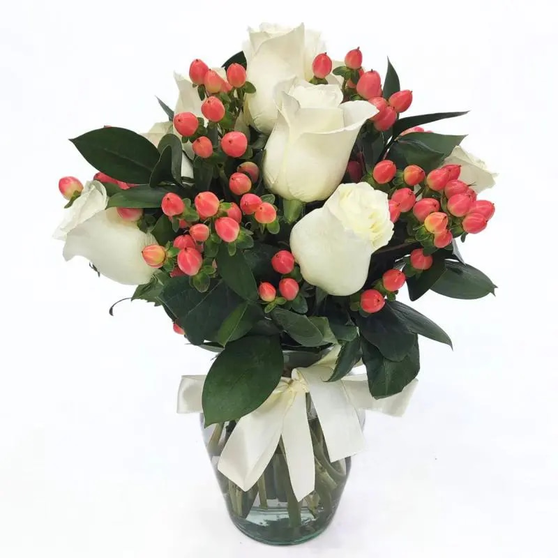 Antonia en Ánfora - florero con 9 rosas blanco e hypericum