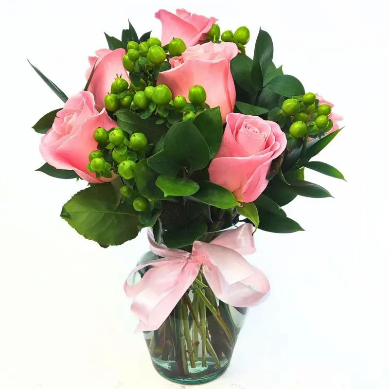 Antonia en Ánfora - florero con 9 rosas rosado e hypericum