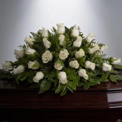 Consuelo Blanco - cubre urna 40 rosas ecuatorianas blanco