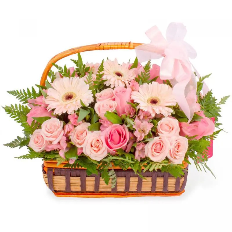 Constanza Rosado - Arreglo floral en canasto con gerberas, rosas, minirosas y astromelias rosadas