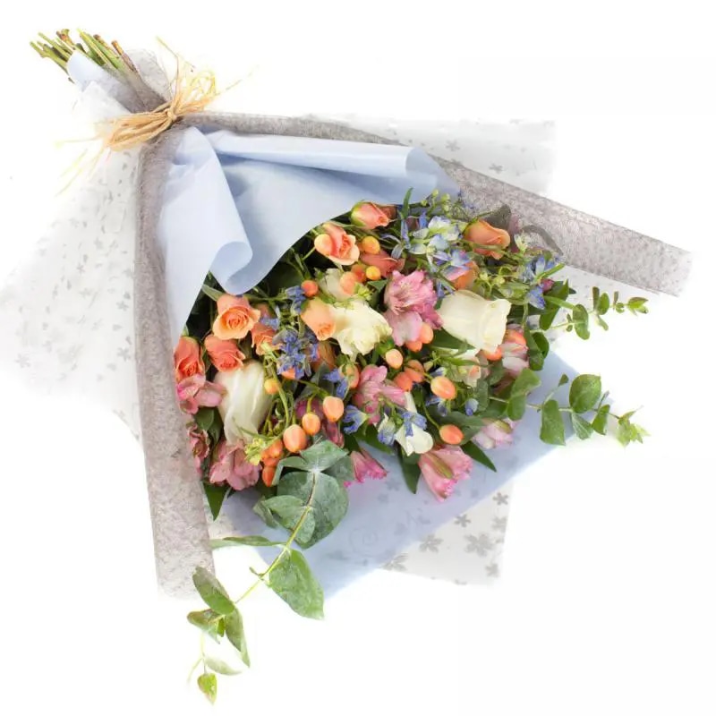 Belleza Tenue en Ramo - Arreglo de rosas blancas, delfinium azul, astromelias y eucaliptus