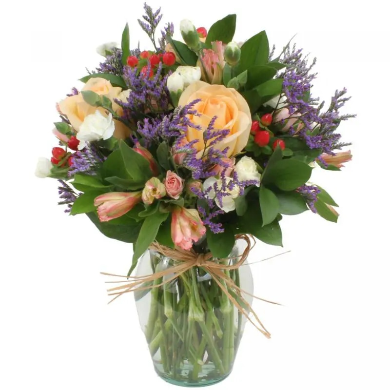 Belleza Tenue en Florero transparente con rosas damasco, mini claveles, astromelias y limonium