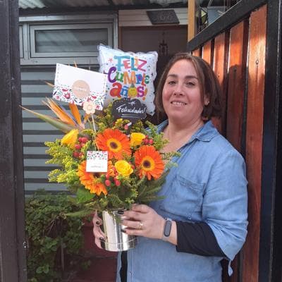 Cumpleaños Mágico Rosas Amarillo - Arreglo floral con globo, pizarra, rosas amarillo, gerberas naranja y aves del paraíso