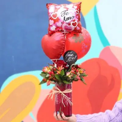 Sorpresa de Amor - Arreglo floral con globo Te Amo, rosas rojo y astromelias