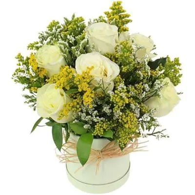 Clarita Blanco - Arreglo floral en sombrerero con rosas blanco, limonium y vara de oro