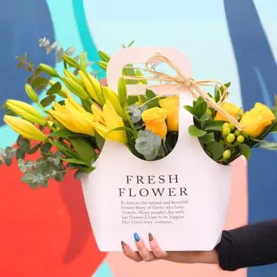 No me olvides Flower Bag Amarillo - Arreglo Floral con liliums y rosas amarillo, hypericum y eucaliptus dolar