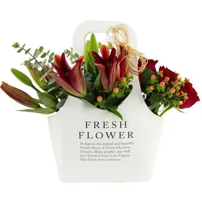 No me olvides Flower Bag Rojo - Arreglo Floral con liliums y rosas rojo, hypericum y eucaliptus dolar