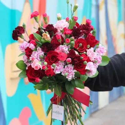 Pamela Rosas Rojas en Ramo - Ramo con con rosas rojas y mini claveles