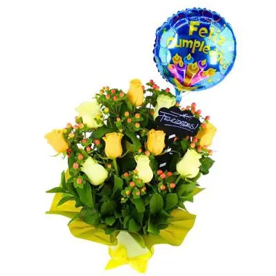Fiesta de Rosas blanco y amarillo - arreglo con rosas, hypericum y globo feliz cumpleaños