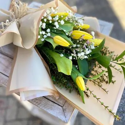 Bouquet de Tulipanes Amarillos y Gypsophila