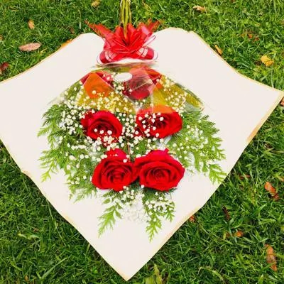 Ramo de 6 rosas rojas papel blanco con borde dorado