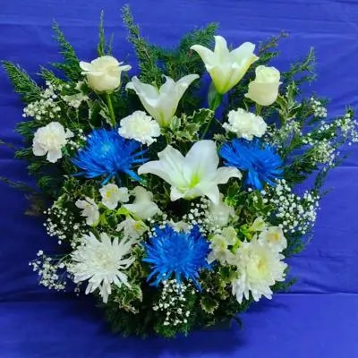 Arreglo floral en blanco y azul