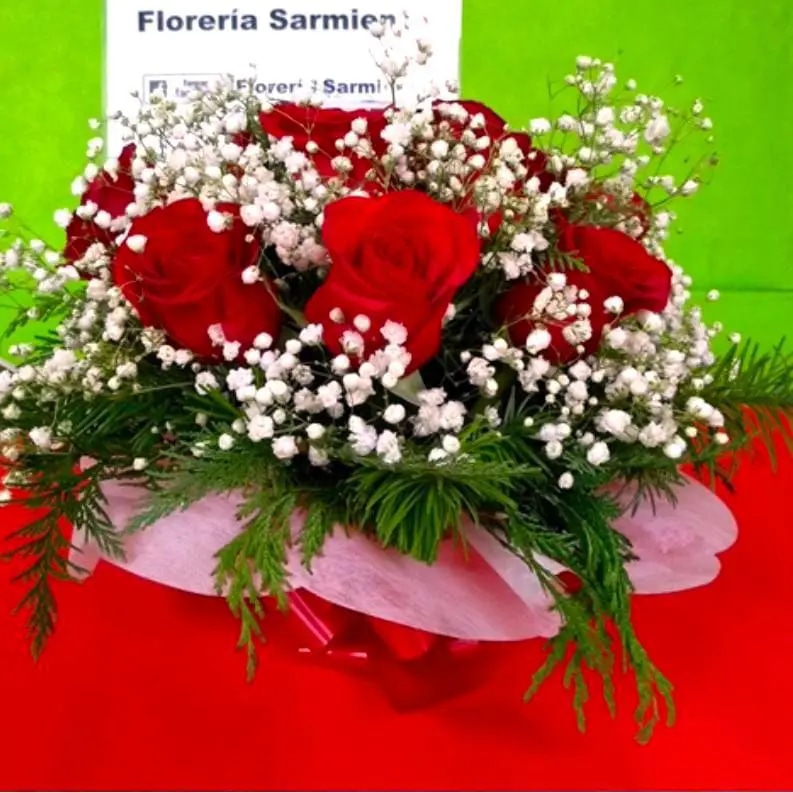 Centro de mesa redondo con rosas rojas