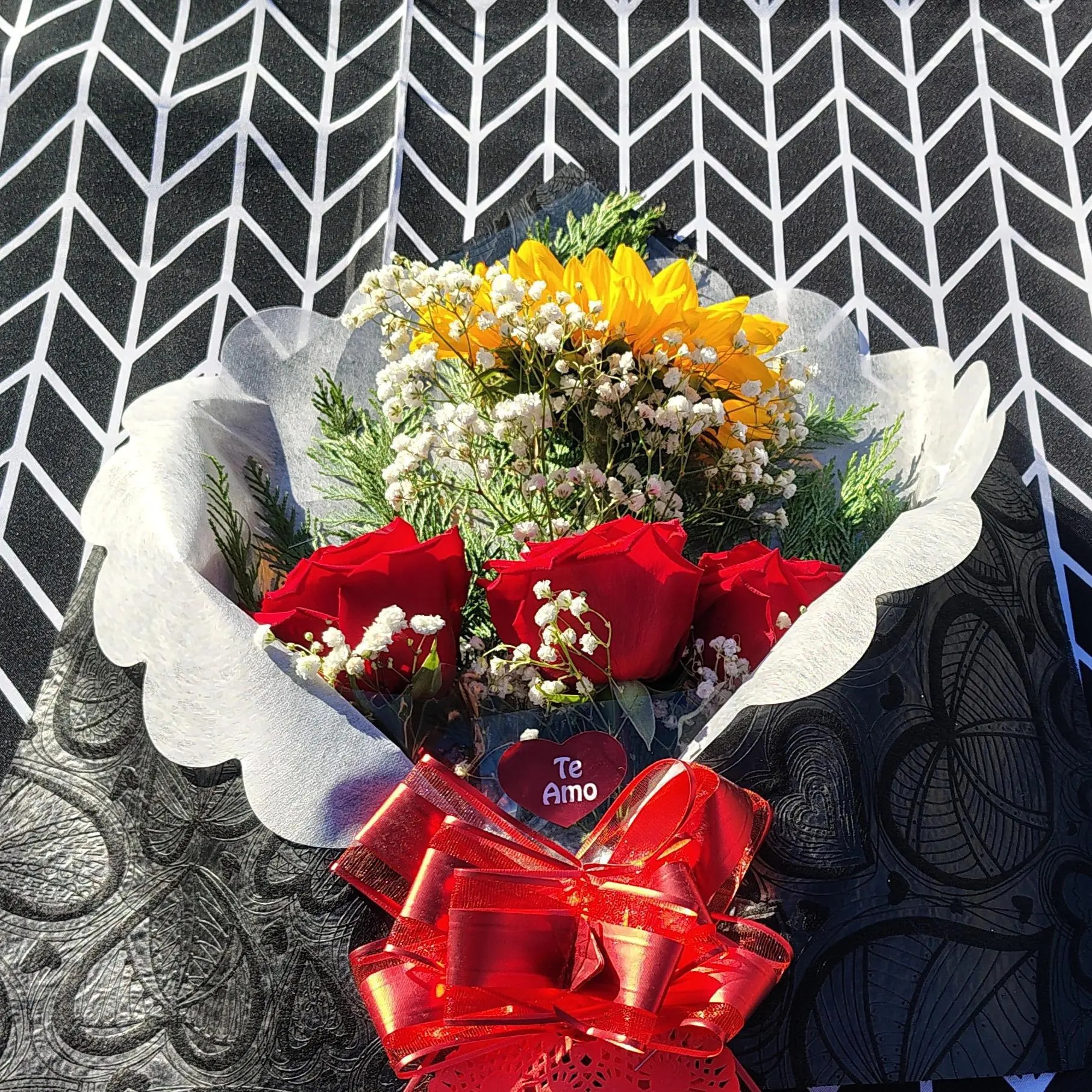 Ramo detalle Girasol y rosas