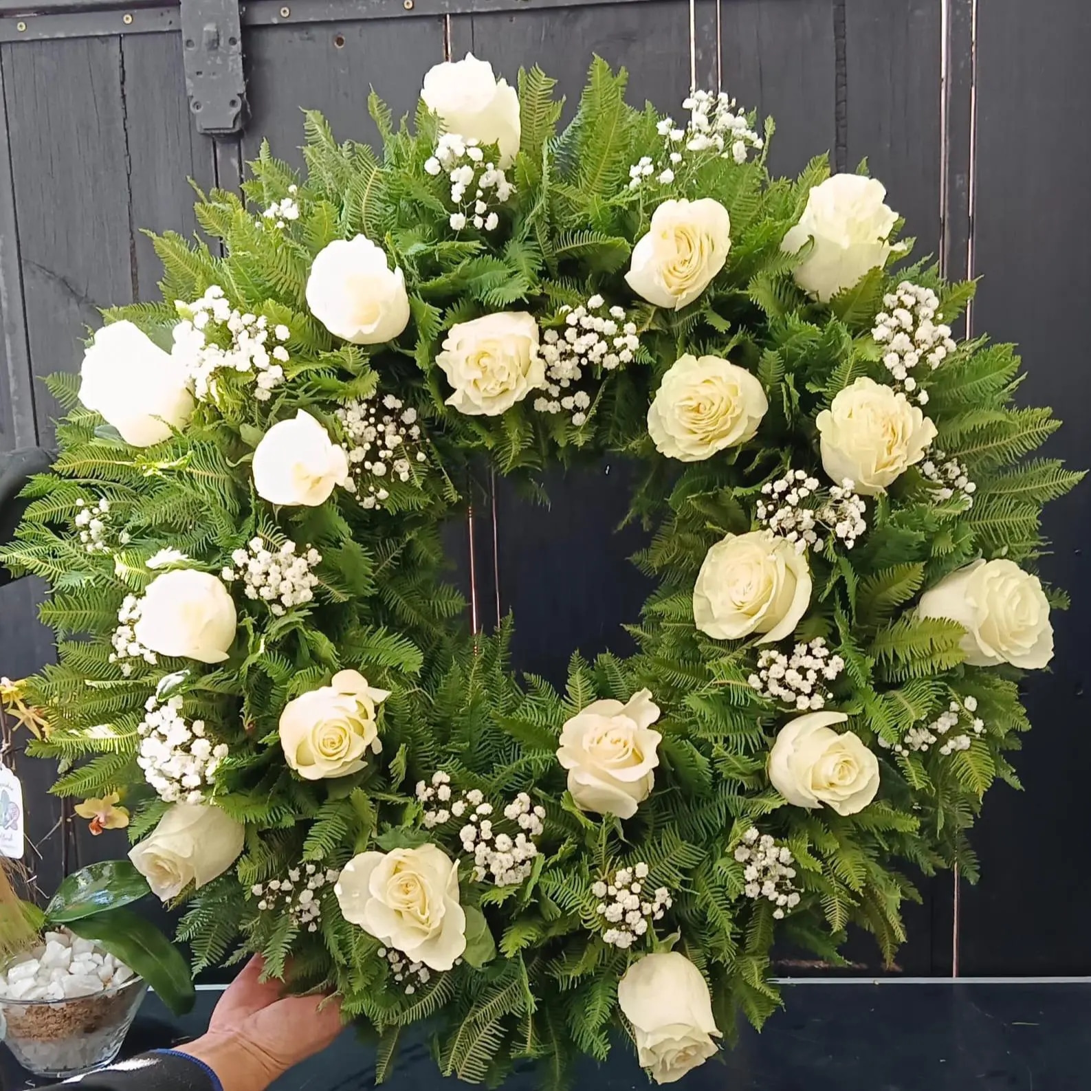 Corona 18 Rosas Blancas