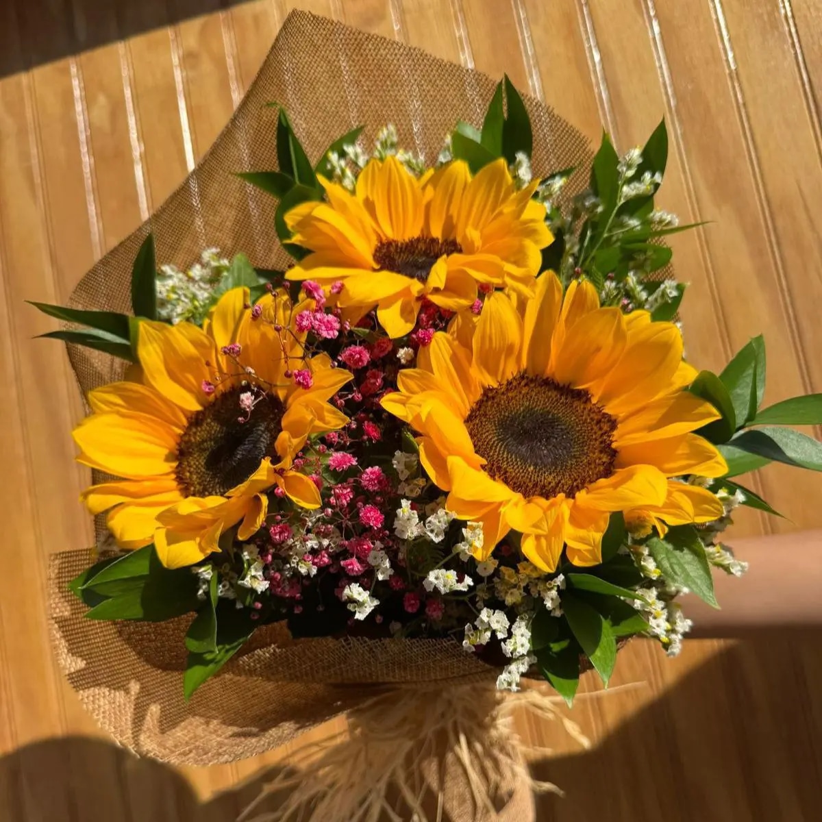 Ramo de girasoles en arpillera