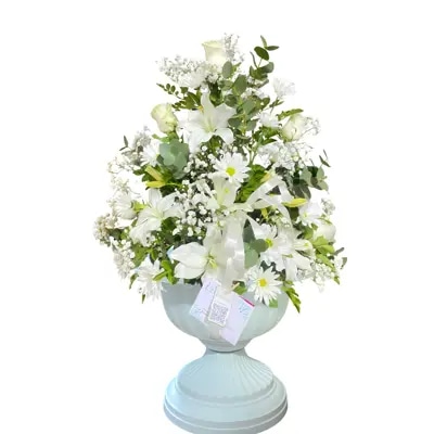 Arreglo Floral Blanco en Copa Ceremonial
