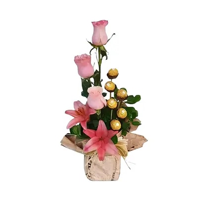 Dulcinea - Arreglo de 3 Rosas, dos liliums y 6 Bombones